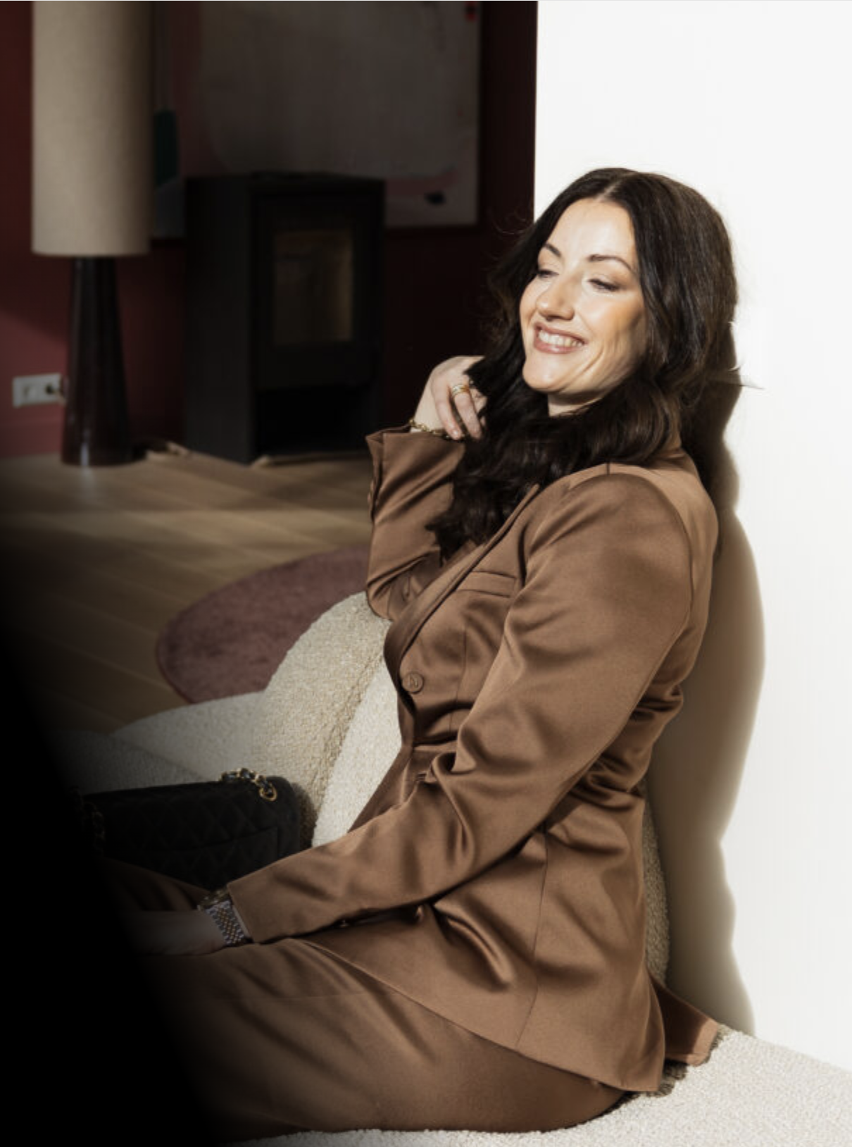 Naomi Beusink zittend in een bruine outfit